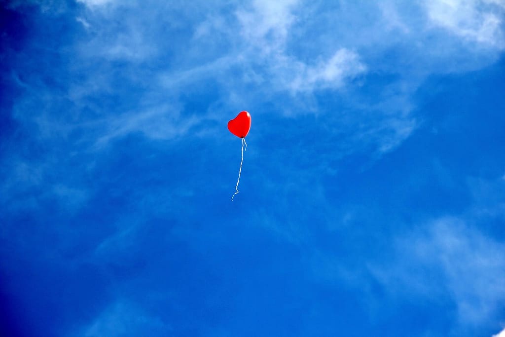 Eenzaamheid - 1 ballon eenzaam in de lucht