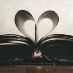 Boek met bladzijde in hartvorm - Traan en een Lach